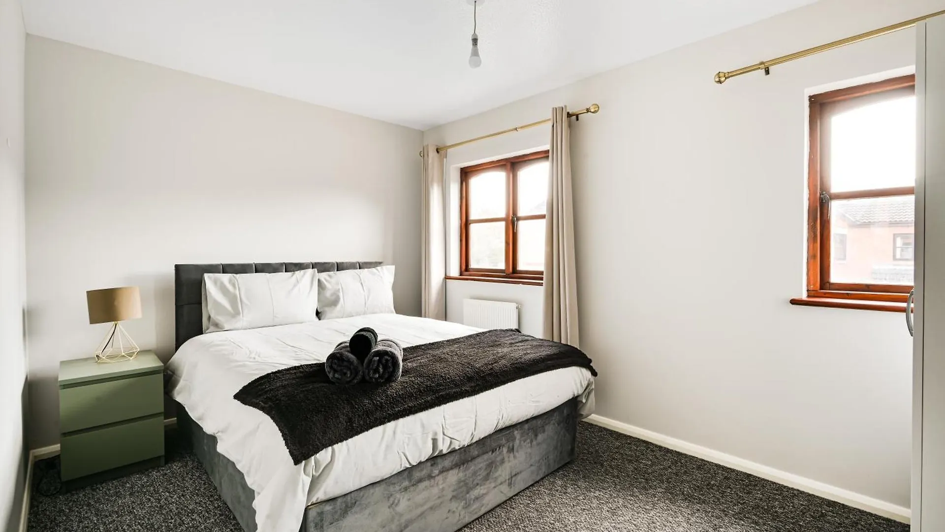 Apartment Contractors - Business - Families - Long term stays - Driveway parking London