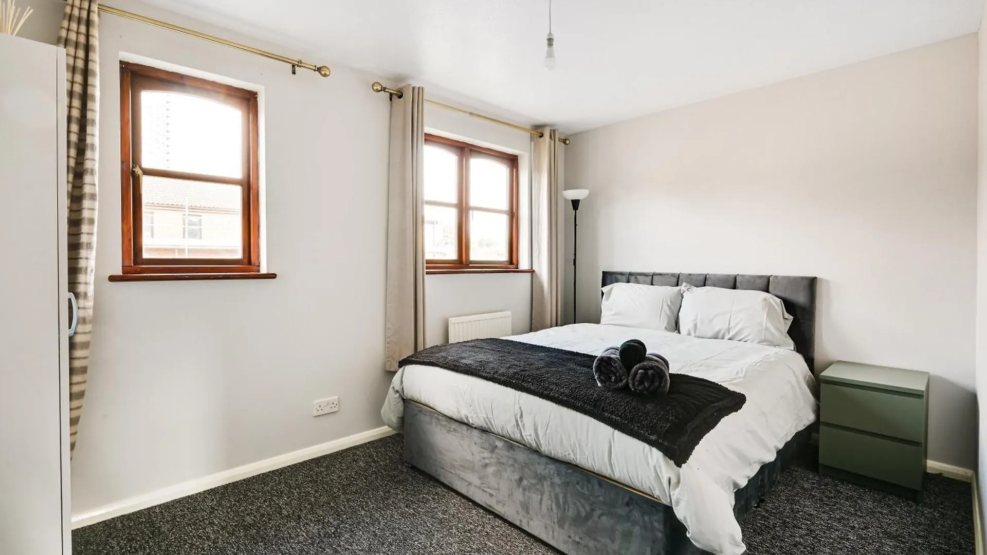 Contractors - Business - Families - Long term stays - Driveway parking Londyn