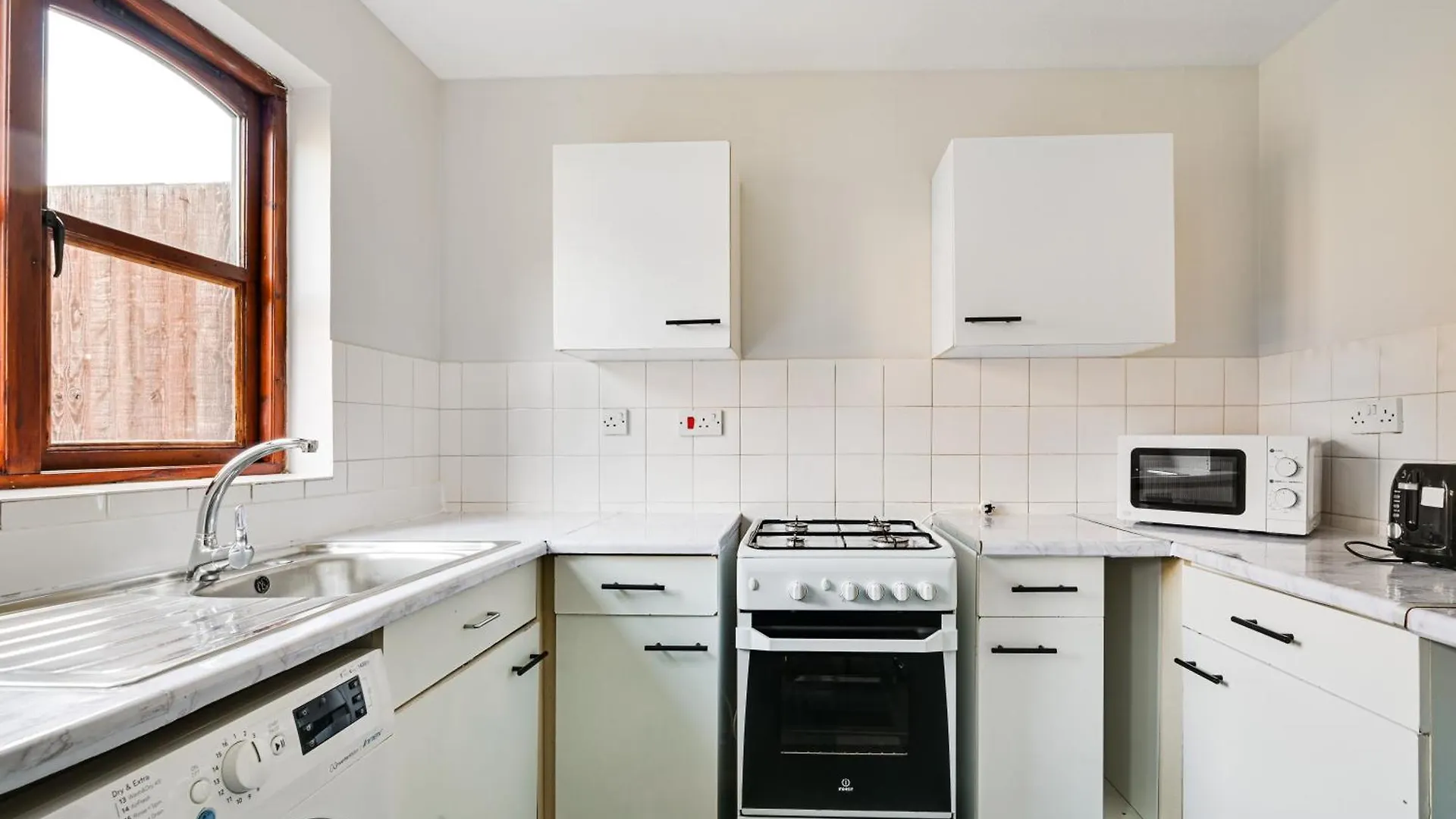 Contractors - Business - Families - Long term stays - Driveway parking London Apartment