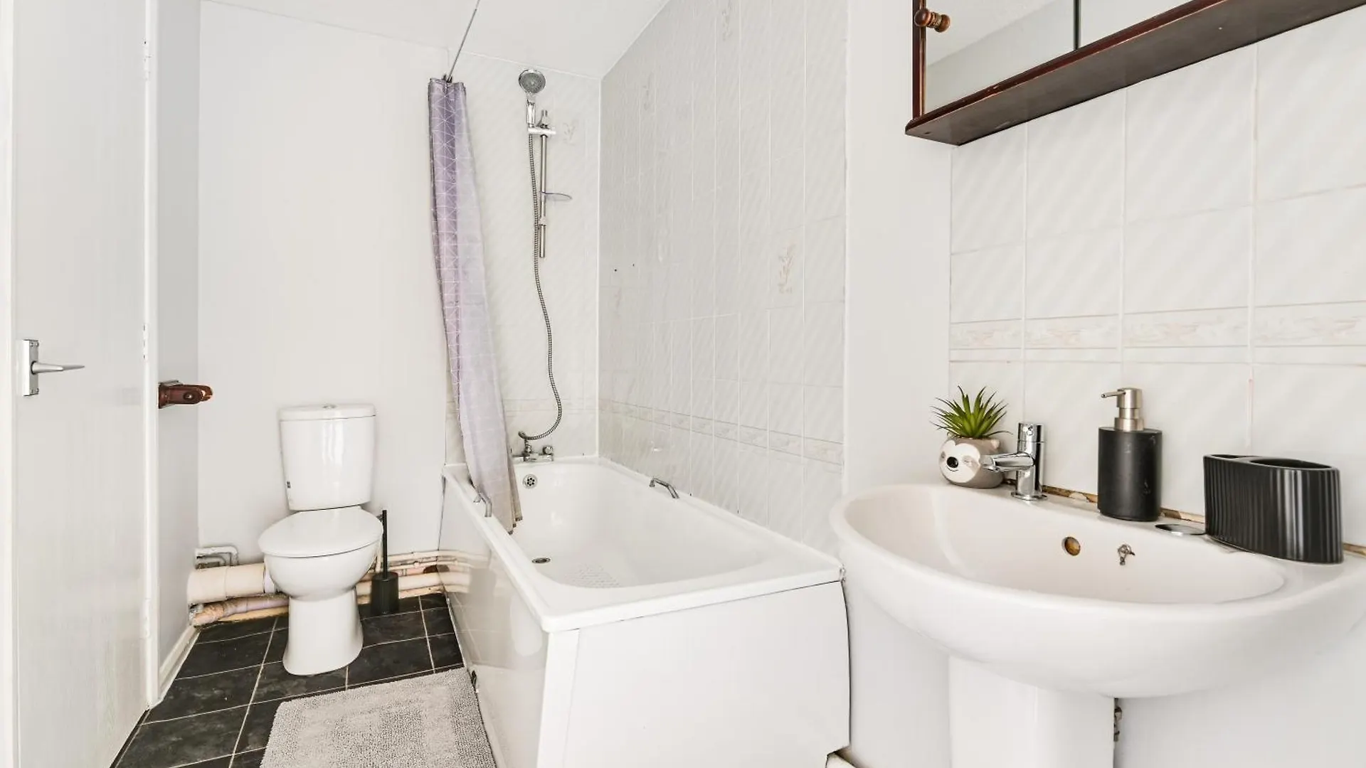 Contractors - Business - Families - Long term stays - Driveway parking London